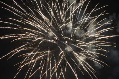 Fuegos artificiales: pirotecnia Gironina. / PHOTOGENIC.