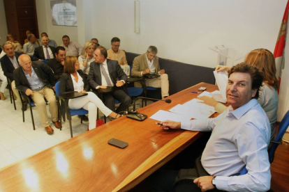 El presidente del partido, Carlos Fernández Carriedo, antes de comenzar la reunión del Comité Ejecutivo y Junta Directiva Provincial del Partido Popular de Palencia-Ical