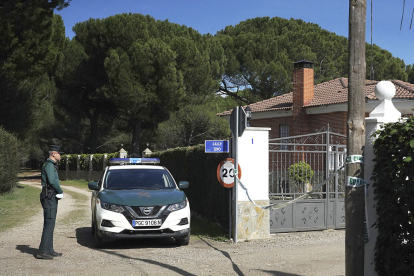 La Guardia Civil investiga la vivienda de Óscar S. M. el pasado mes de abril. ICAL