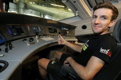 Simon Yates, en la cabina del maquinista del tren AVE que este domingo condujo a los ciclistas de la Vuelta desde Lleida a Madrid.-MANUEL BRUQUE (EFE)