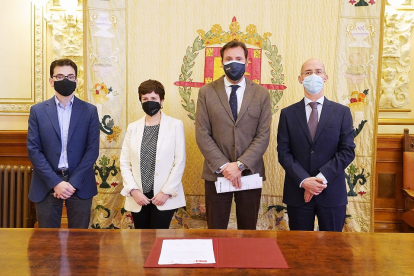 Pedro Herrero, María Sánchez, Óscar Puente y Martín Fernández tras la firma de los Presupuestos 2021. E.M.