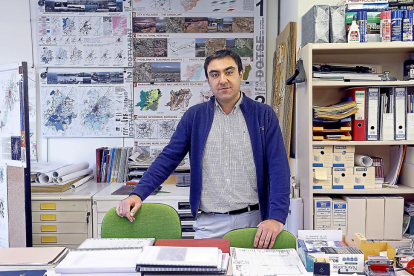 El leonés Javier Pérez Gil en las instalaciones de la Escuela de Arquitectura de la Universidad de Valladolid.-J. M. LOSTAU