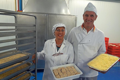 María Belén Martín y Bert Korrel muestran algunos de los alimentos que elabora Cronoble Ávila.-A.GARCÍA