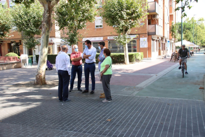 El alcalde de Valladolid, Óscar Puente, visita el barrio de La Rondilla junto con representantes de la Asociación Vecinal Rondilla para comprobar la evolución de la obra. - ICAL