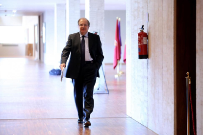 El presidente de la Junta, Juan Vicente Herrera, por los pasillos de la sede de las Cortes-Leticia Pérez / ICAL