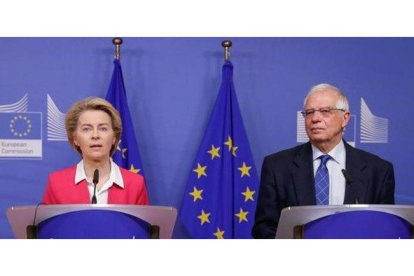 La presidenta de la Comisión Europea, Ursula von der Leyen, y el jefe de la diplomacia europea, Josep Borrell, en Bruselas.-