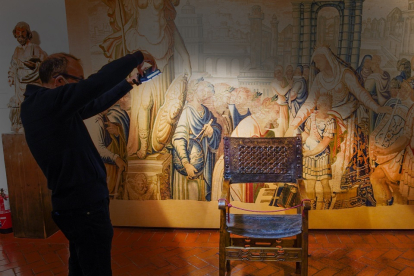 El sillón del diablo, que cuenta con un cordel para impedir que nadie se siente, se encuentra en la sala 12 del Museo de Valladolid ubicado en el Palacio de Fabio Nelli.- J. M. LOSTAU