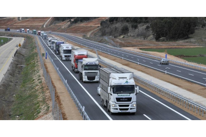 Panorámica de la fila de camiones que seguía a la Guardia Civil una vez se abrió al tráfico el nuevo tramo.-VALENTÍN GUISANDE