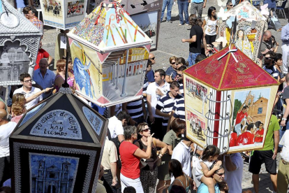 POR UN DESFILE DE FAROLES DE INTERÉS REGIONAL. El Ayuntamiento de Tordesillas iniciará los trámites para que se declare su tradicional ‘Desfile de Faroles’ como Fiesta de Interés Turístico Regional.-SANTIAGO G. DEL CAMPO