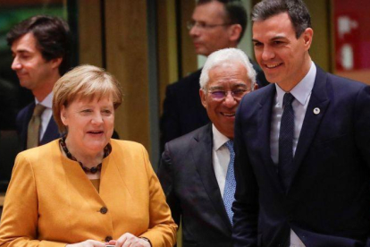 Encuentro entre Pedro Sánchez y Angela Merkel en Bruselas.-OLIVIER OSLET/ EFE