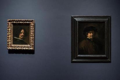 Los autorretratos de Velázquez (izquierda) y Rembrandt, expuestos en el Rijksmuseum, codo a codo.-OLIVIER MIDDENDORP