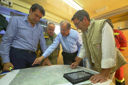 Herrera señala el mapa de la zona junto a Suárez Quiñones y miembros del operativo.-E.M.