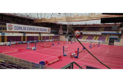 Vista panorámica del pabellón Pisuerga con las pistas de la Copa de España ya montadas.  / EL MUNDO