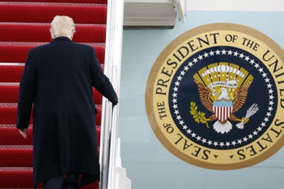 Trump sube la escalerilla del 'Air Force One'.-ALEX BRANDON