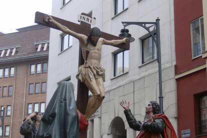 3 de abril - Procesión del Santísimo Rosario del Dolor con el paso 'La crucifixión del Señor'. -GOOGLE