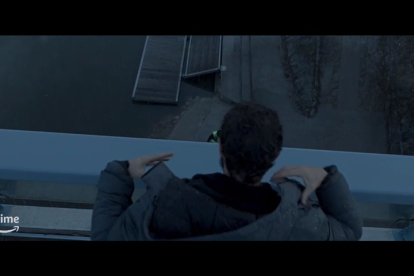 Escena de 'Memento Mori' en el puente de Santa Teresa. -PRIME VIDEO