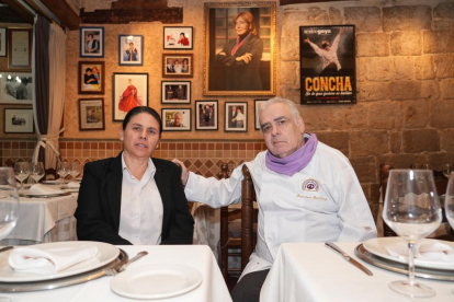 Teresa Rodríguez y Francisco Martínez, gerentes de La Criolla, en el comedor dedicado a Concha Velasco. -J.M. LOSTAU