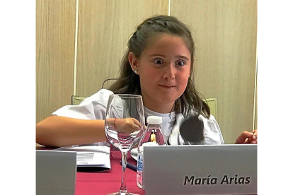 María Arias, tras degustar el postre ‘Piruleta de Chocolate’.-E.M.