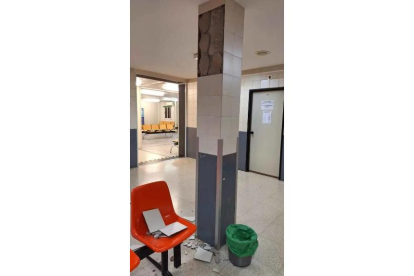 Columna con daños en el centro de salud de Arturo Eyries de Valladolid. -DEFENSOR DEL PACIENTE