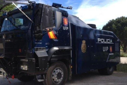 El camión lanza agua de la Policía Nacional-ARCHIVO