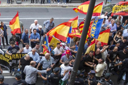 Manifestantes de ultraderecha a las puertas del Teatro Micaelet de Valencia-IGUEL LORENZO