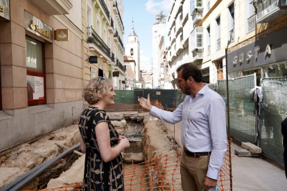 El alcalde y la embajadora de Irlanda visitan las excavaciones. ICAL