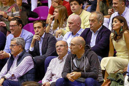 El presidente del CBC Valladolid, Mike Hansen (en el centro), en la grada durante un partido en Pisuerga.-J. M. LOSTAU