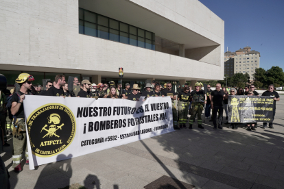 Los bomberos forestales avisan de que continuarán con las protestas hasta que Castilla y León cuente con un operativo de calidad. Ical