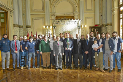 El alcalde recibe a los jugadores del VRAC Quesos Entrepinares-J.M.Lostau