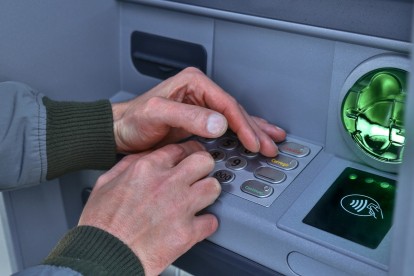 Un usuario introduce su clave de seguridad en un cajero automático.- E. M.