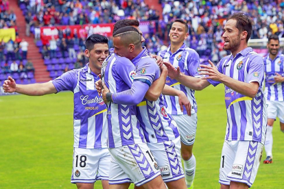 Espinoza, Jordán, De Tomás, Lichnovsky y Míchel celebran el primer gol en el partido frente al Mallorca-J.M. Lostau