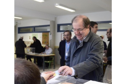 El presidente de la Junta de Castilla y León, Juan Vicente Herrera acudió a votar a primera hora en Burgos-ICAL