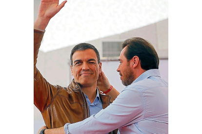 Pedro Sánchez y Óscar Puente se abrazan en el acto de Valladolid-PHOTOGENIC