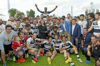 La plantilla y el cuerpo técnico del SilverStorm, junto a su presidente y la ministra García Tejerina, celebran el título de Liga.-J. M. LOSTAU