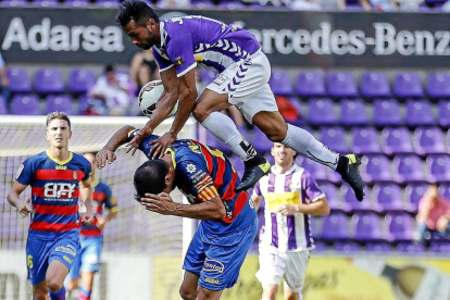 Jeffren salta de forma espectacular en el partido disputado en Zorrilla.-Miguel Ángel Santos