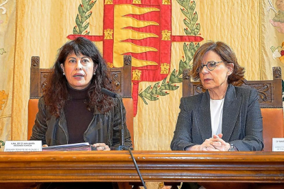 Ana Redondo y María Bolaños durante la presentación de los actos en honor a Carlos I.-E.M.