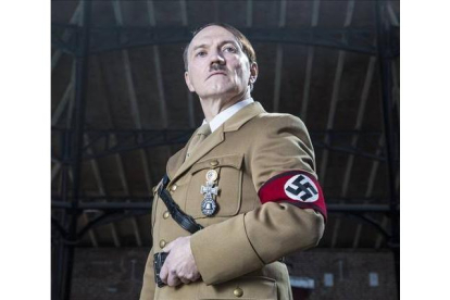 El actor que interpreta a Hitler, en 'Un mundo en guerra'.-Foto: CANAL HISTORIA
