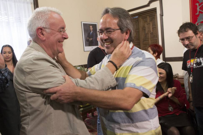 Cayo Lara felicita a Francisco Guarido tras el pleno de constitución de la corporación municipal del ayuntamiento de Zamora.-Ical
