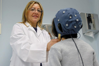 Olga Medrano trabaja con un paciente sobre los hábitos del sueño en el Sanatorio Sagrado Corazón de Jesús de Valladolid.-J. M. LOSTAU