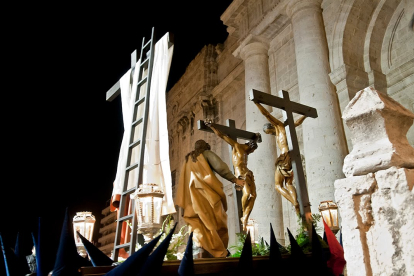 7 de abril - Procesión de Regla con el paso 'San Juan y Santa María Magdalena al pie de la cruz'. -GOOGLE