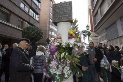Ofrenda floral junto al monolito que conmemora el fallecimiento de los jesuitas de la Universidad Centroamericana de El Salvador, dentro de los actos que conmemoran el XXV aniversario de su matanza.- E. M.