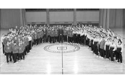 Foto de familia de archivo de los equipos universitarios federados de la UVA en 2001. / EL MUNDO