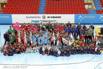 La foto de familia de la inauguración de la temporada 2018-19 de Uefval celebrada en el polideportivo Huerta del Rey.-J.M. LOSTAU