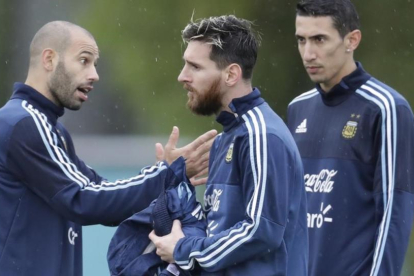 Mascherano, Messi y Di Maria, en el entrenamiento de la selección argentina en Buenos Aires.-AP / NATACHA PISARENKO