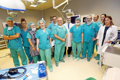 Equipo que realiza esta técnica en las instalaciones del Clínico de Valladolid.-J.M.LOSTAU