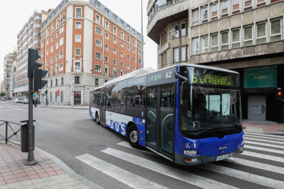 Autobús urbano de Valladolid.- J. M. LOSTAU
