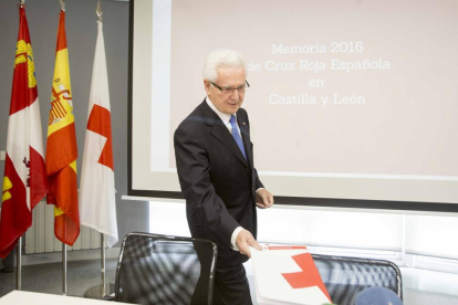 El presidente de Cruz Roja en Castilla y León, José Varela, presenta la memoria 2016 de la organización-Miriam Chacón / ICAL