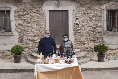 Manolo y Micaela frente a su Posada en la localidad salmantina de Ahigal de los Aceiteros