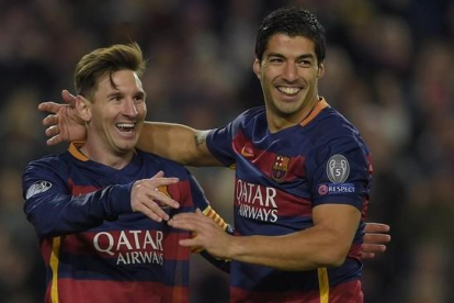 Leo Messi y Luis Suárez celebran un tanto durante el partido entre el FC Barcelona y el Roma.-LLUIS GENE