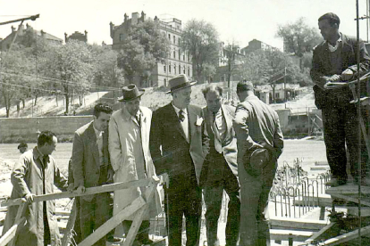 Visita del entonces alcalde de Valladolid (lo fue entre 1949 y 1957), José González Regueral, junto a otras autoridades, a las obras del Puente de Isabel la Católica, en 1955. ARCHIVO MUNICIPAL